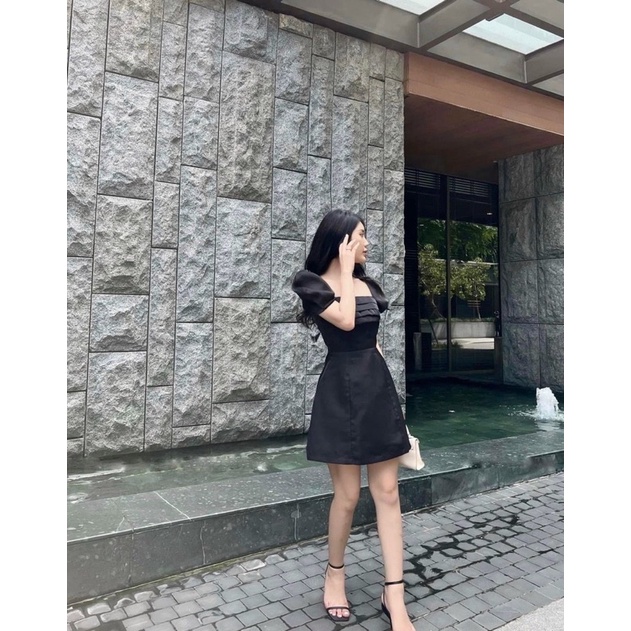 Đầm cổ vuông ngực xếp li tay phồng phối kiếng