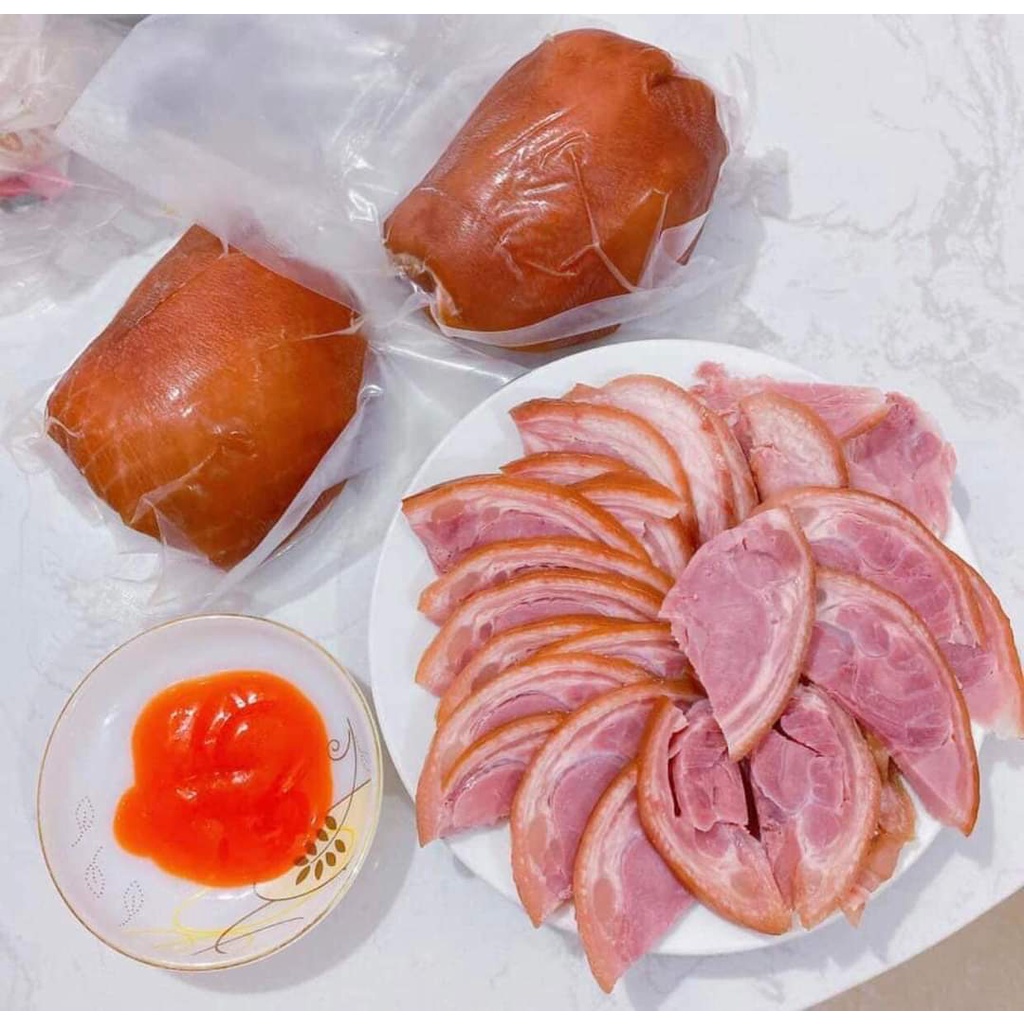 Bắp giò heo ủ muối. Trọng lượng: 300-350gram/bắp.Đã chín sẵn rã đông ăn ngay không cần chế biến lại. Giao hoả tốc HCM.