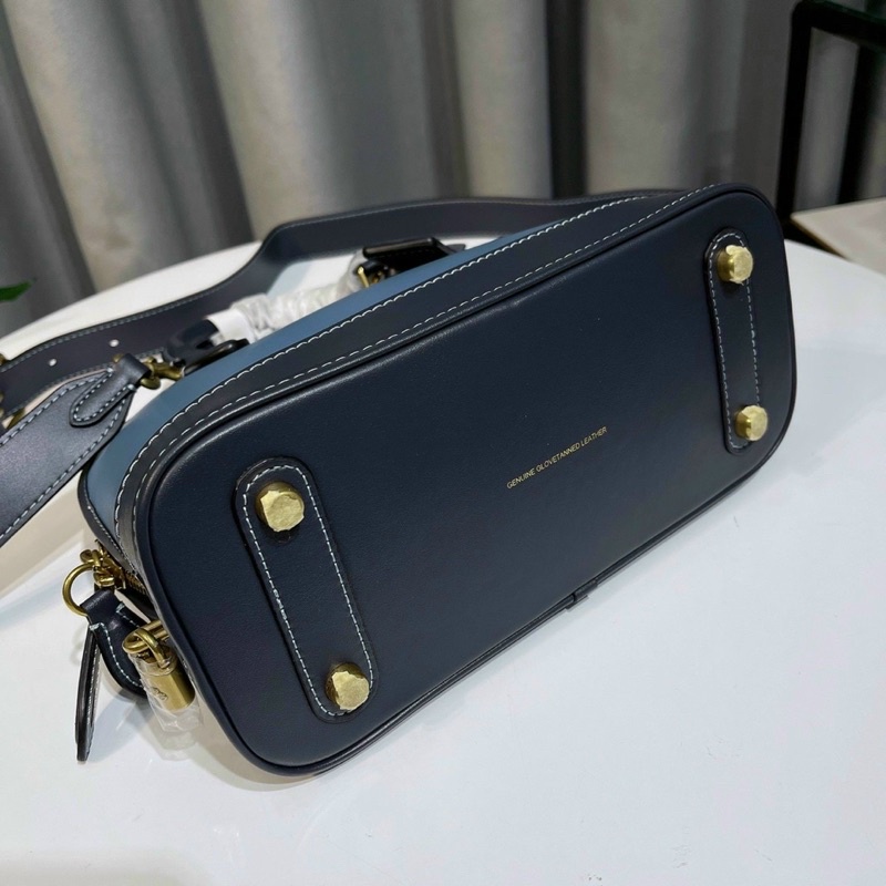 Túi Coach dáng hến