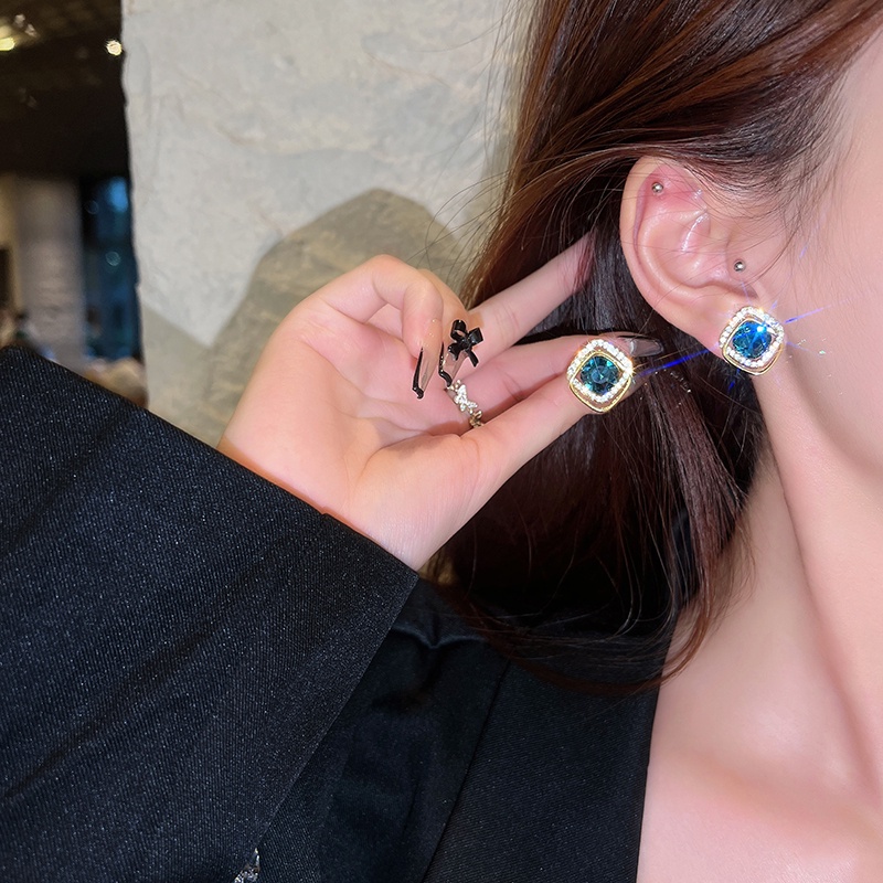 Khuyên Tai Đính Đá Pha Lê Xanh Dương Độc Đáo Phong Cách Hàn Quốc