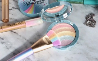 Phấn highlight Too Faced Rainbow Strobe Highlighter