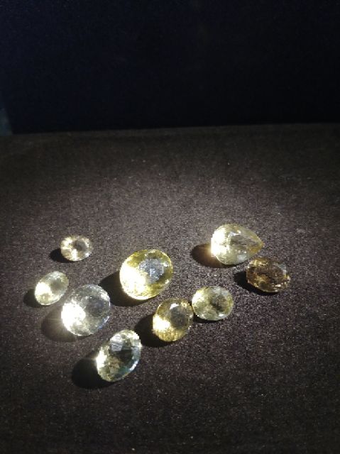 Đá Citrine thiên nhiên 100% cắt giác lên mặt nhẫn ,mặt dây phong thủy. Khách ưng viên nào nhắn tin cho em ạ