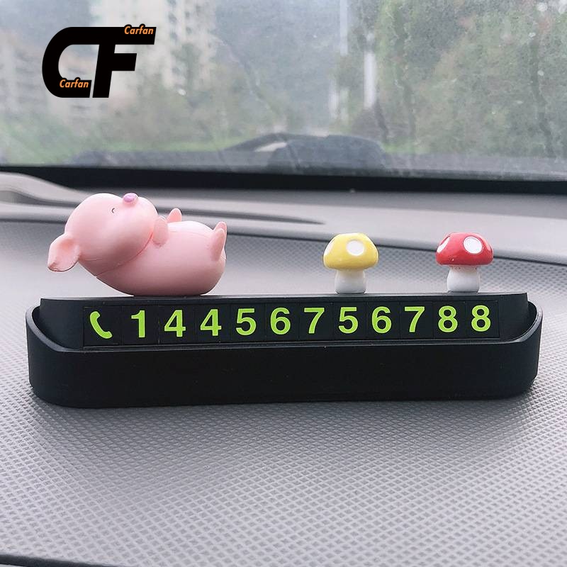 Biển số điện thoại được đặt trên táp lô xe hình cây xương rồng dễ thương