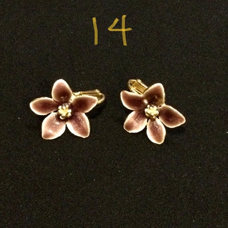 Khuyên tai hoa nhiều chất liệu