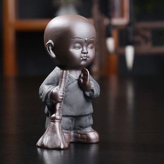 Tượng chú tiểu quét lá đa