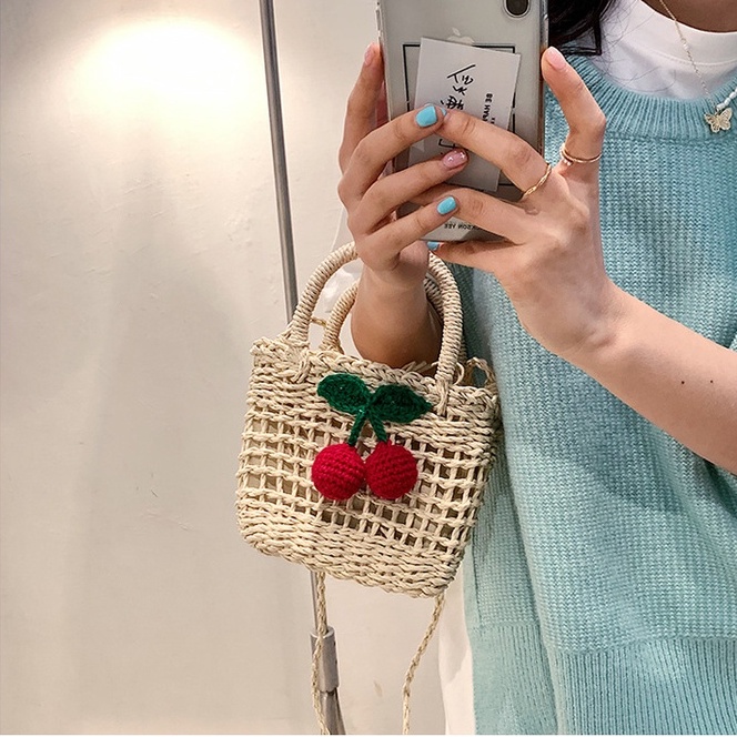 Túi cói mini đeo chéo gắn quả đỏ - đan lưới ô vuông thưa