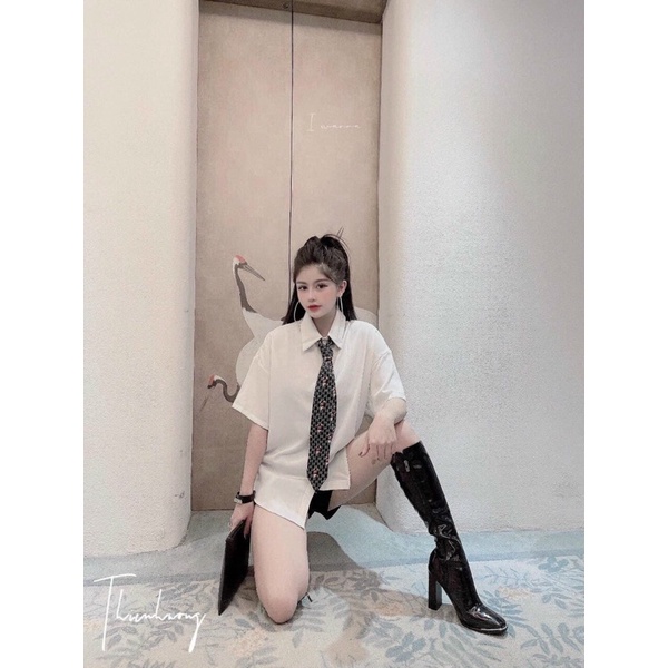 áo sơ mi trắng + đen thắt cà vạt mickey