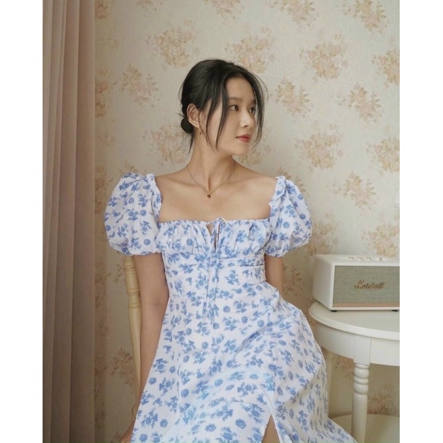 Đầm hoa trắng đỏ nhíu ngực xẻ đùi