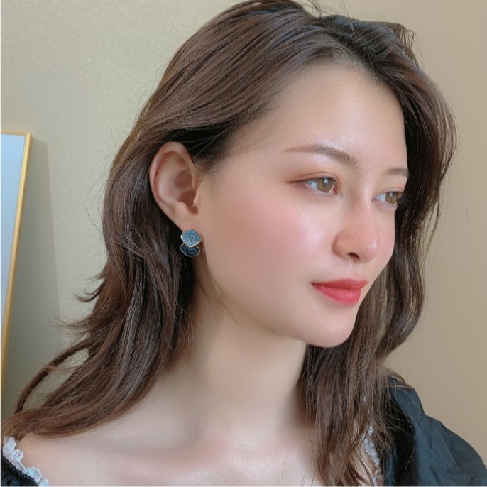 Bông tai thiết kế hình học màu sắc tương phản hợp thời trang 2023