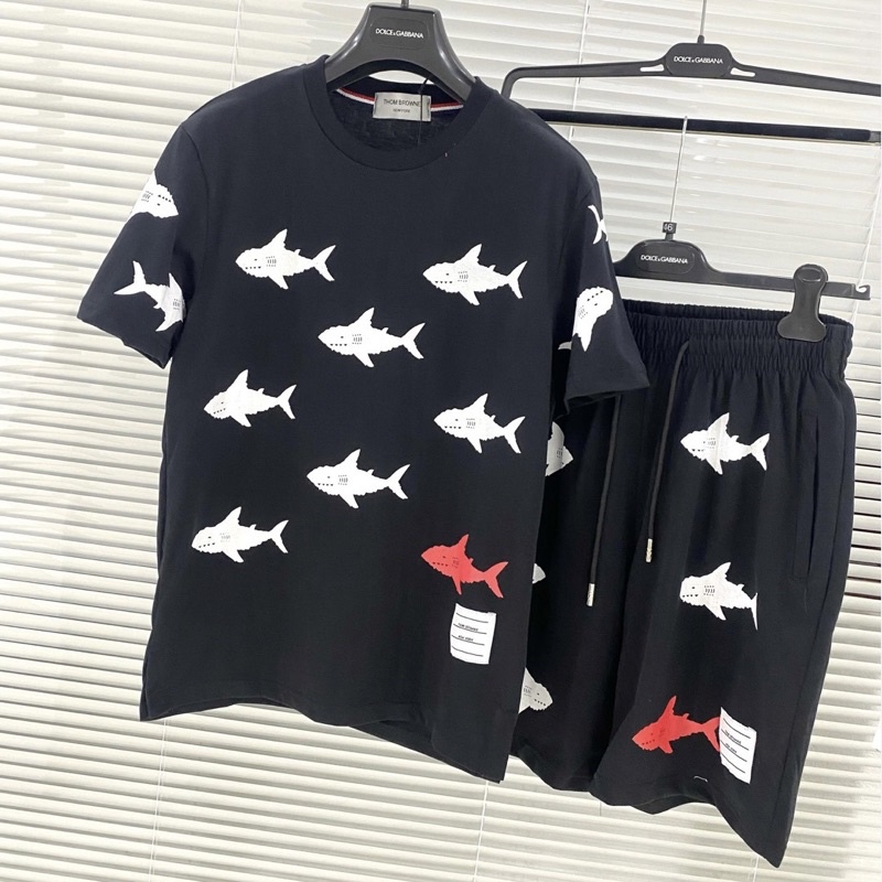 Bộ Cộc Tay Nam Thom Dập Hình Cá Mập Phối Áo Xẻ Tà