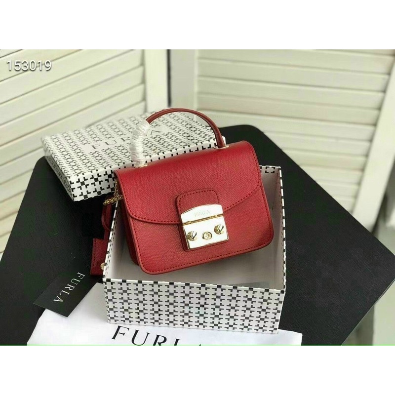 Túi Furla.