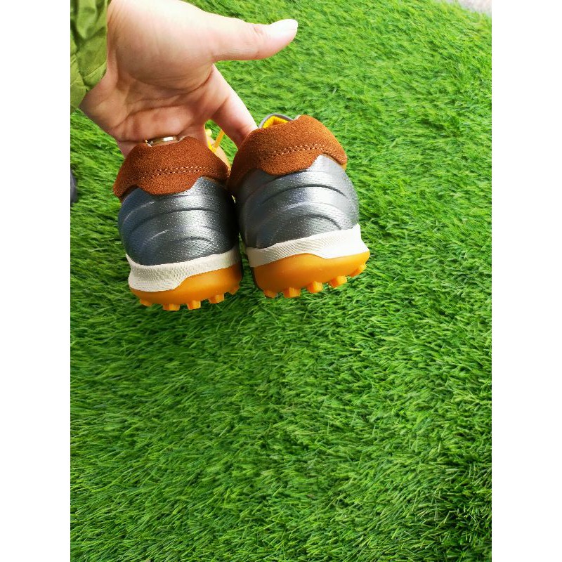 Giày ECO NÂU siêu bền, đẹp, sạch và bám cỏ.