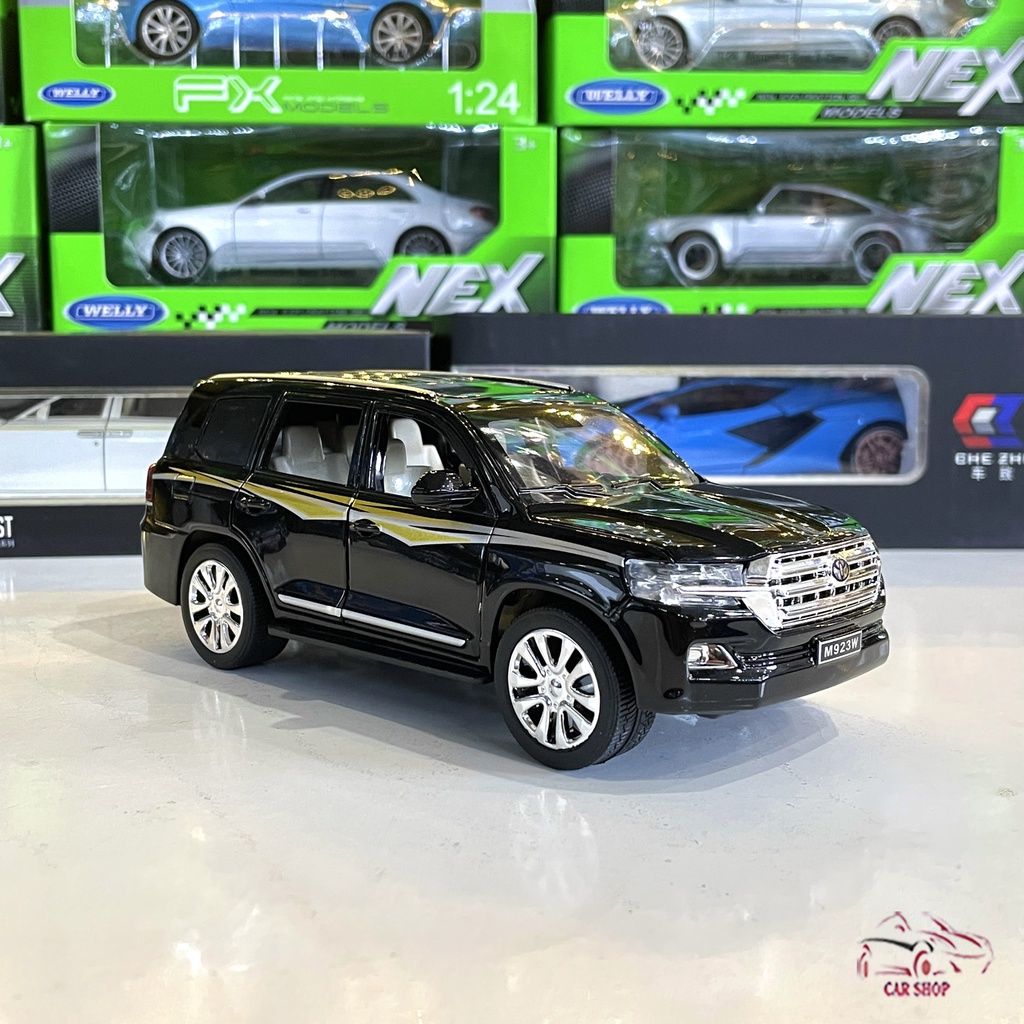 Xe mô hình hợp kim Toyota Landcruiser V8 tỉ lệ 1:24 hãng XLG màu đen