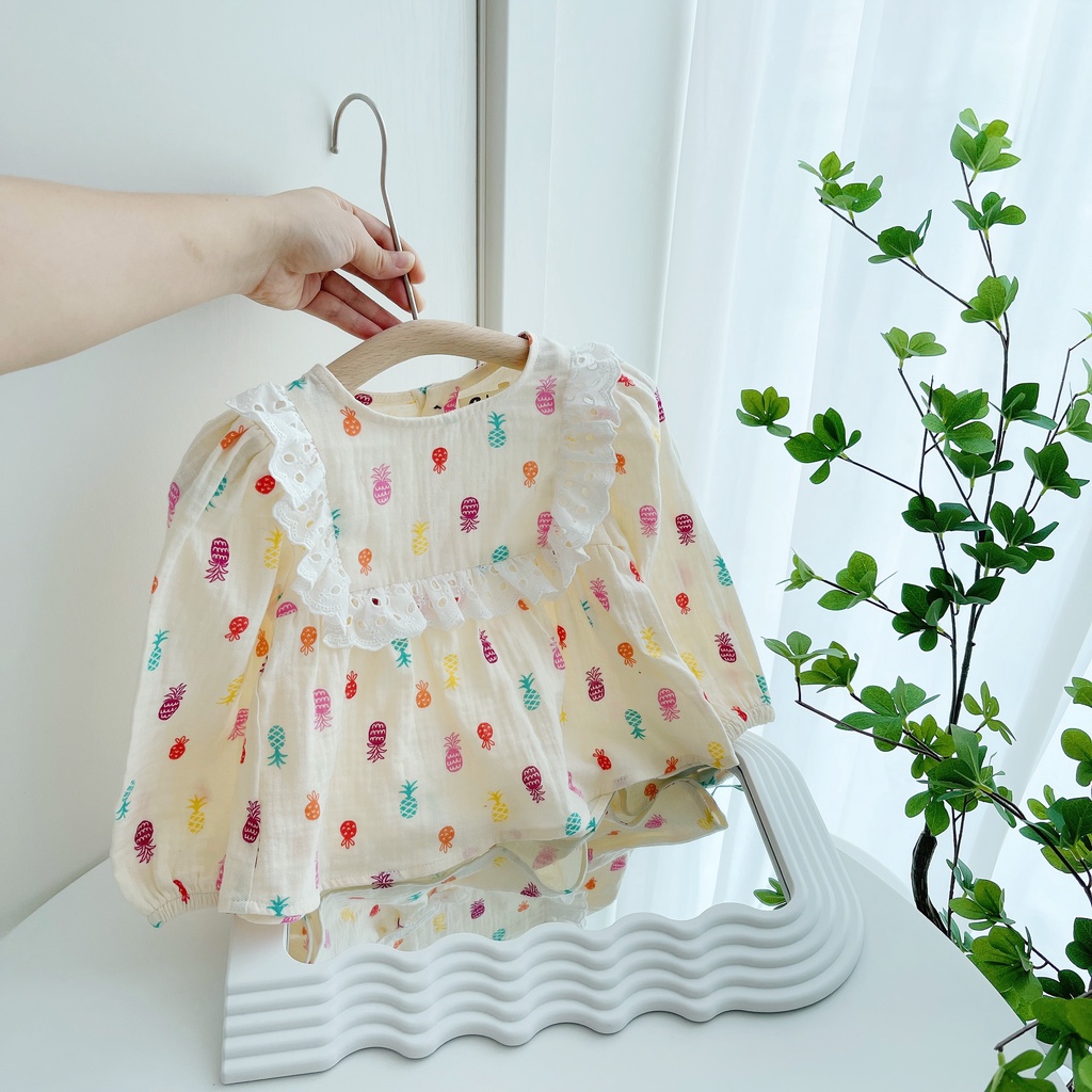 Bộ dài tay quả dứa Dewkids cổ đính viền ren vải xô mulin cao cấp cho bé gái DKT004