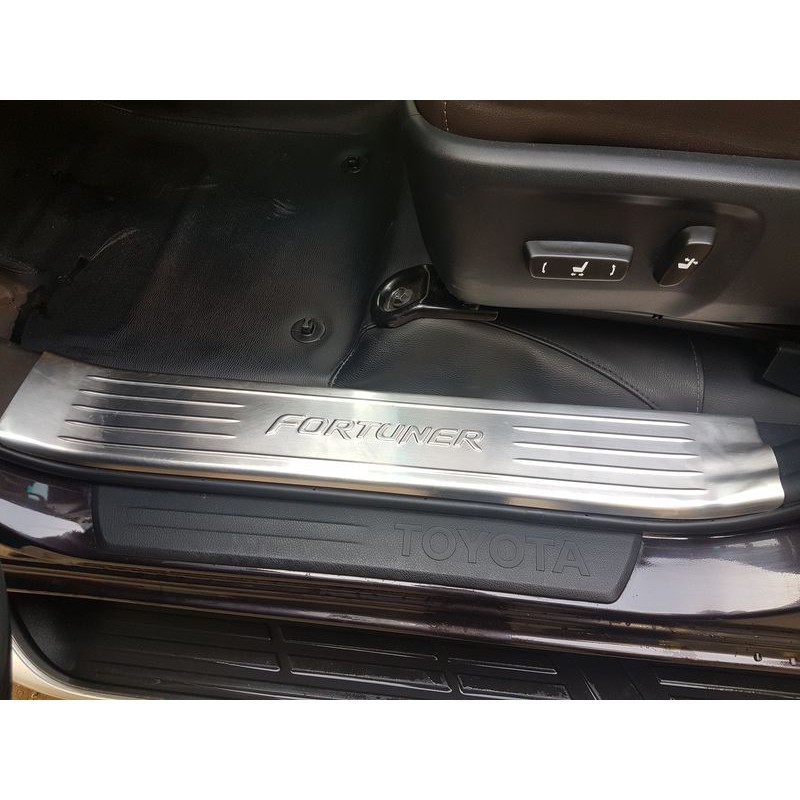 Bậc cửa trong Fortuner 2017