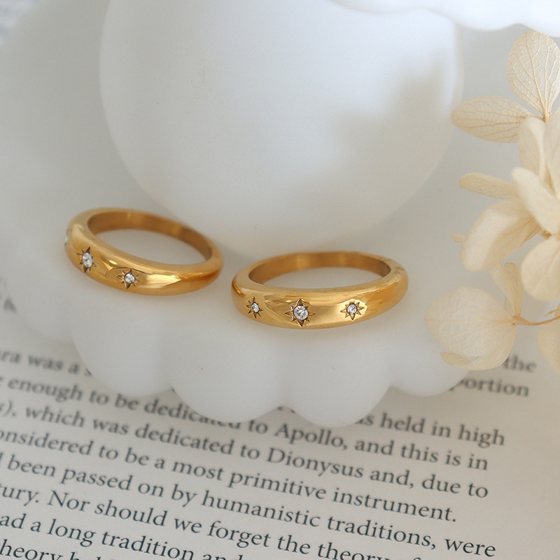 Nhẫn Thép Titan Mạ Vàng 18K Đính Đá Zircon Lấp Lánh Phong Cách Retro Thời Trang Cho Nữ