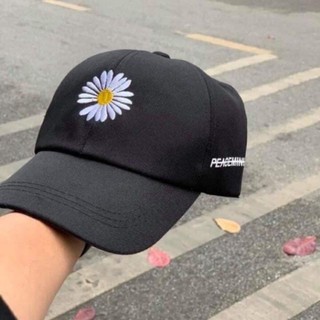 Mũ lưỡi trai thêu hoa cúc.