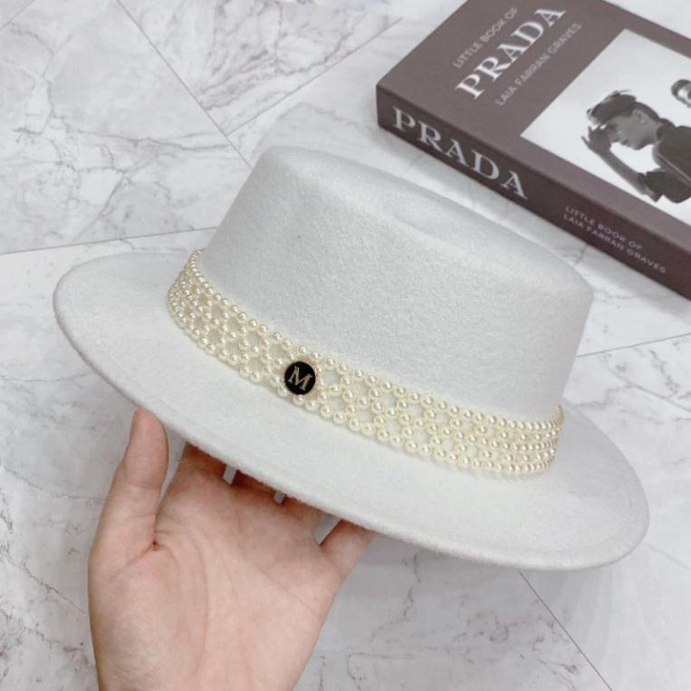 Mũ cói mũ dạ vành nhỏ mũ fedora đai viền ngọc trắng gắn chữ M sang chảnh