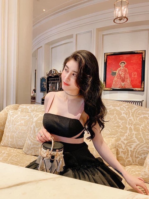 Váy 2 dây duy băng ôm bên trên , xoè phần dưới váy