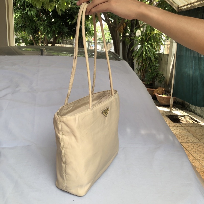 Túi chuẩn si. Túi qua sử dụng. Khách vui lòng xem hình nếu muốn biết thêm thông tin sản phẩm mời khách vô chat. Thanks .