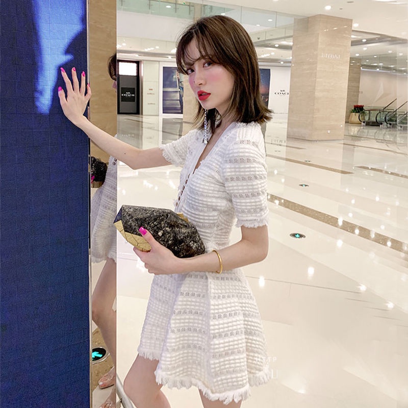 Đầm Đen Ngắn Tay Cổ Chữ V Ôm Dáng Họa Tiết Sọc Caro Phong Cách Hepburn