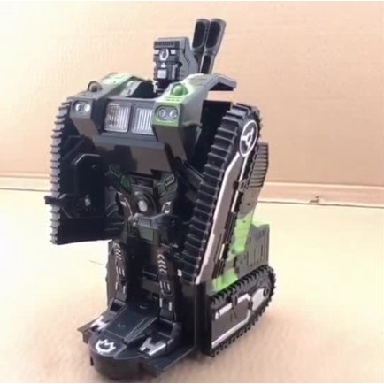 Đồ chơi trẻ em xe tăng biến hình robot tự động có đèn và nhạc