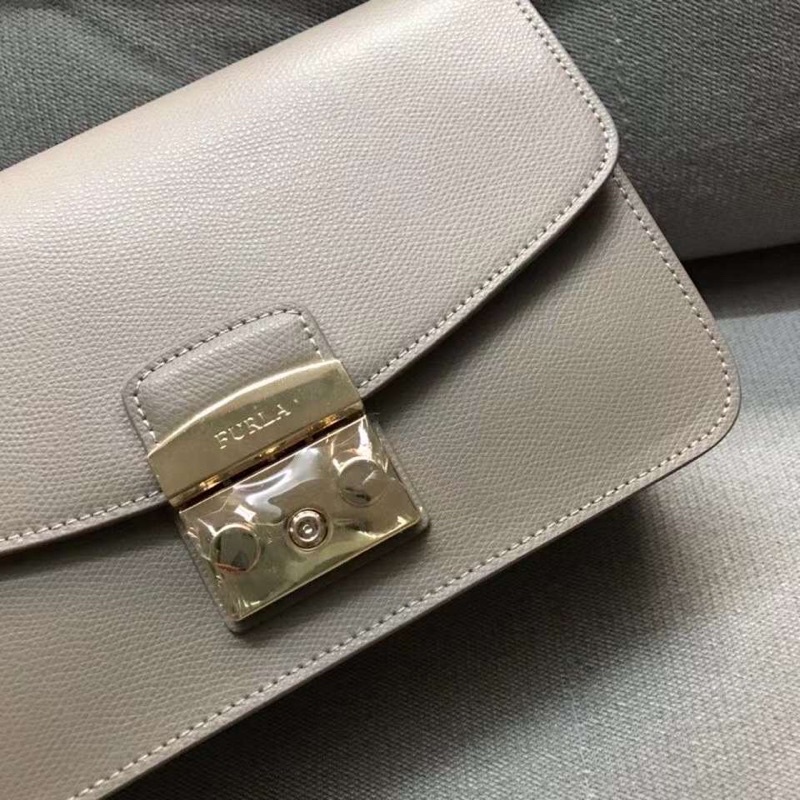 Túi Nữ  FURLA_MINI_METROPOLIS Size 25x17x9 cm dây đeo chéo dáng công sở 💧 DA THẬT, lót nắp cùng màu ghi xám