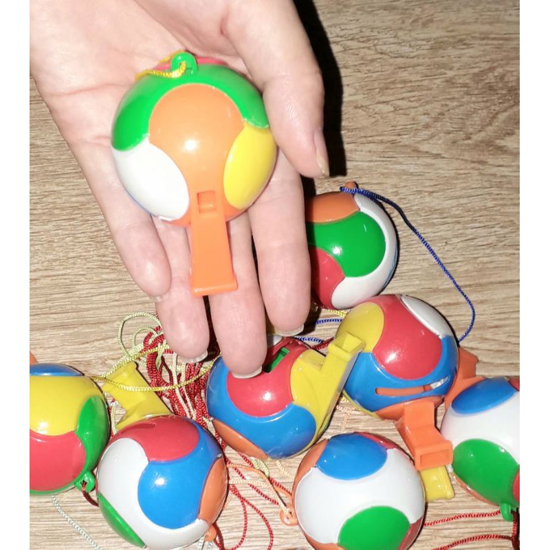 Một chiếc kèn_ tu hít hình quả bóng bằng nhựa nhiều màu sắc