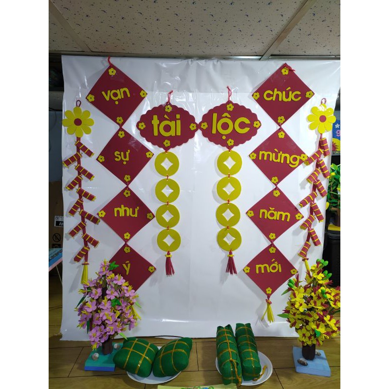 Bánh chưng, bánh tét, dây pháo, hoa mai đào trang trí tết