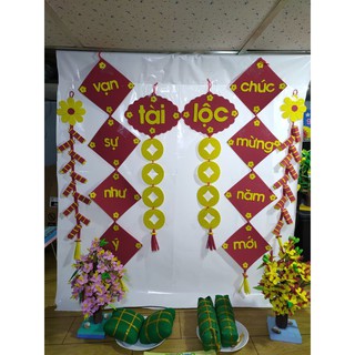 Bánh chưng, bánh tét, dây pháo, hoa mai đào trang trí tết