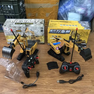 Xe máy xúc chạy xích gầu múc cuốc kim loại điều khiển từ xa