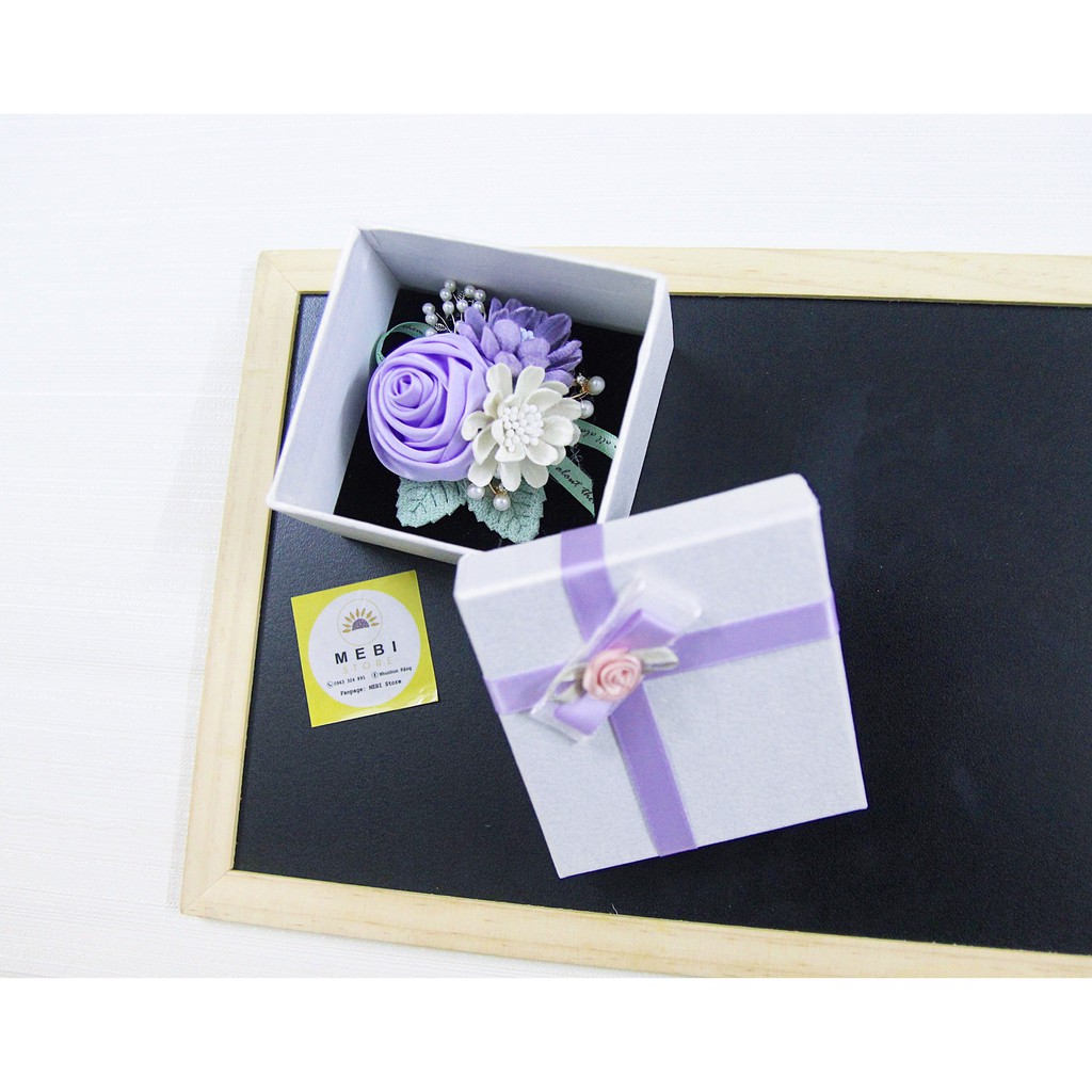 (ảnh thật 100) Hoa cài áo handmade mẫu hồng cuộn tím mix 2 hoa dạ và ruy băng chữ (no box)