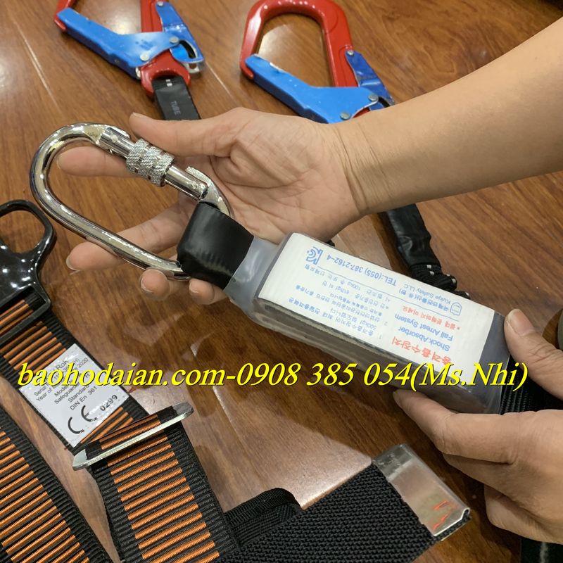 Dây đai an toàn bán thân 2 móc nhôm, dây treo đàn hồi kèm hợp giảm sốc