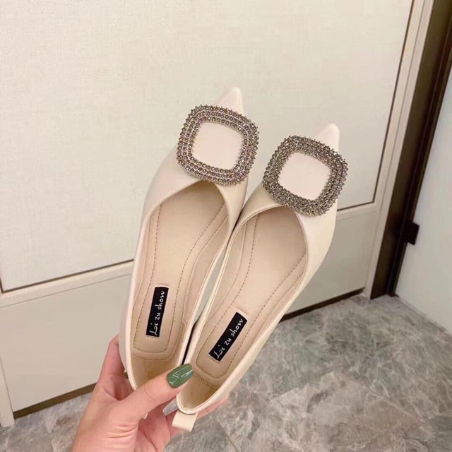 Giày búp bê mũi nhọn nơ đá da mềm đen be