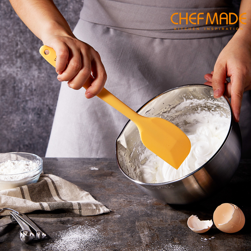 Set 2 phới làm bánh CHEF MADE WK9154 silicone thép không gỉ chống dính cách nhiệt đạt FDA màu vàng và nâu cho nhà bếp