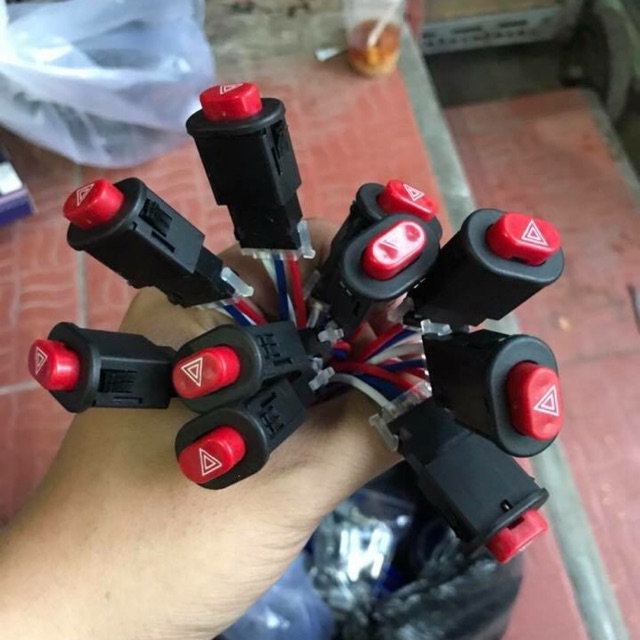 Nút bấm khẩn cấp Hazza.