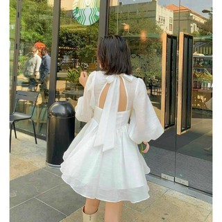 Đầm xoè voan trắng tay phồng cổ trụ khoét ngực thắt nơ hở lưng