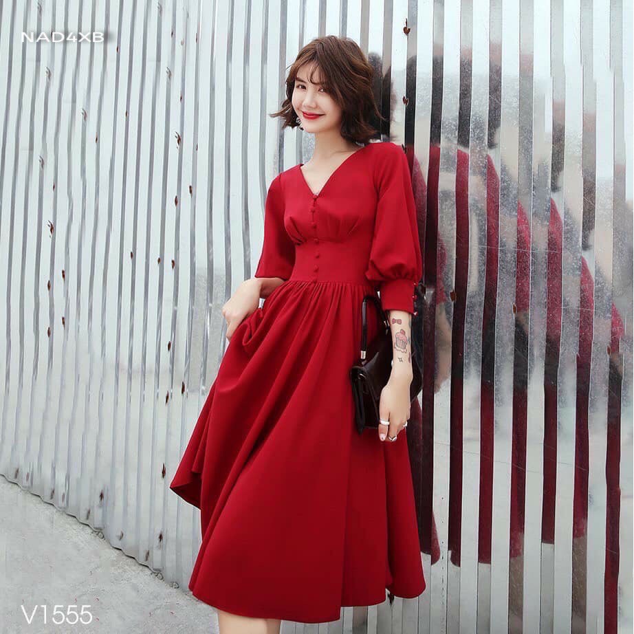 Đầm đỏ nhấn eo tay phồng phối nút