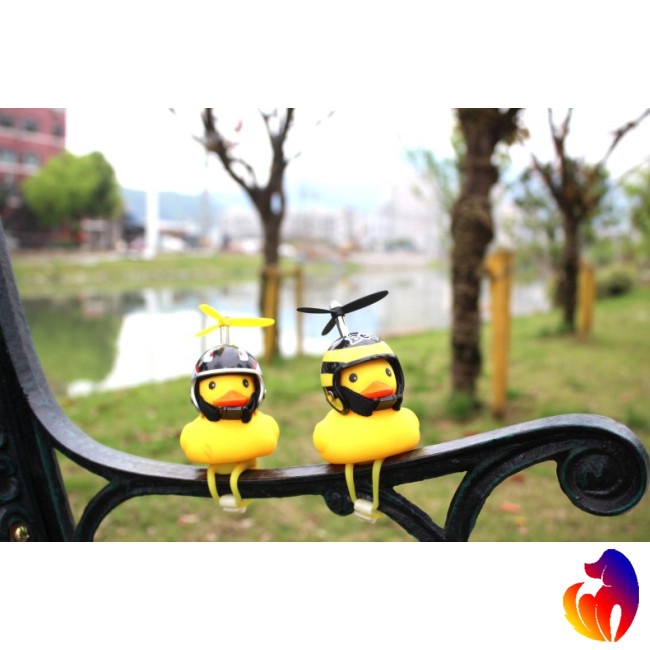 Blackhole Mô hình vịt đội nón bảo hiểm có móc khóa độc đáo