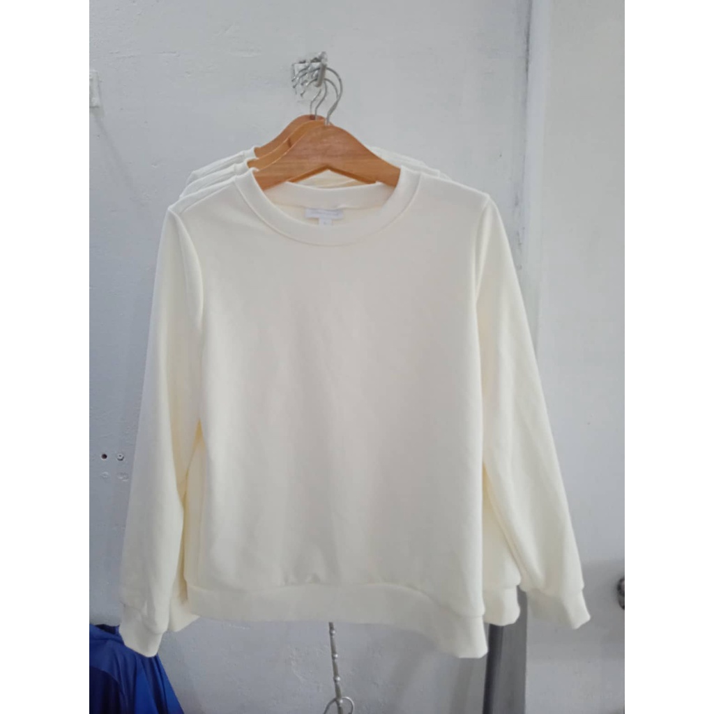 Aó thun unisex tay dài phom rộng màu trắng kem .
