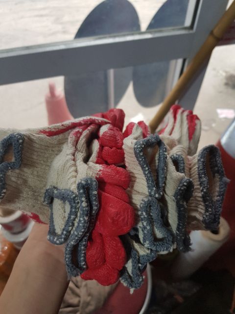 Găng tay sơn đỏ