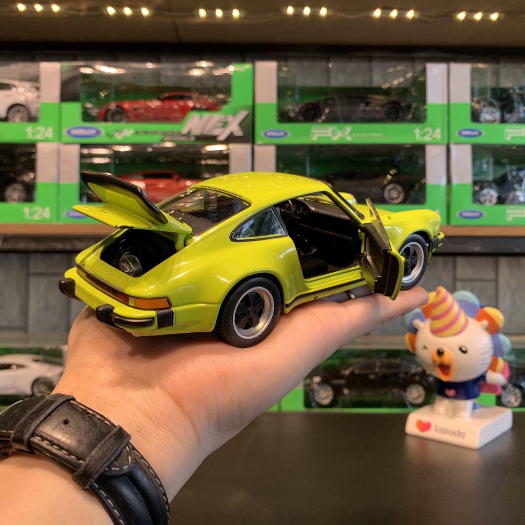 Mô hình xe ô tô Porsche 911 1974 Turbo Welly tỉ lệ 1:24 màu xanh lá