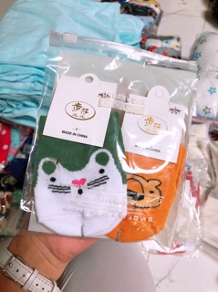 Tất vớ chống trượt cho bé.