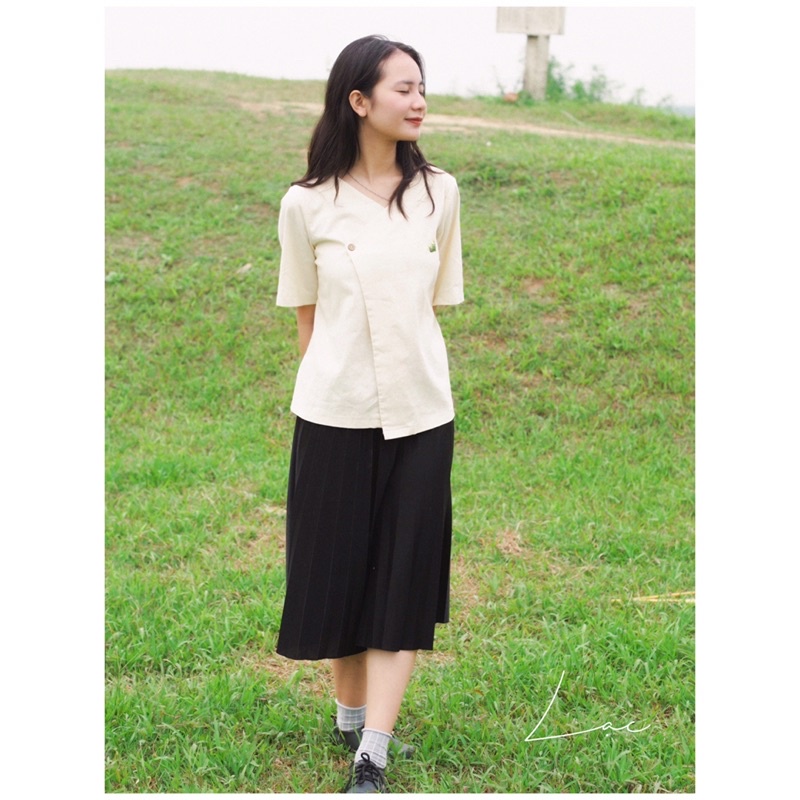 Áo cỏ - Áo linen vạt chéo thêu tay hình cỏ cúc gỗ