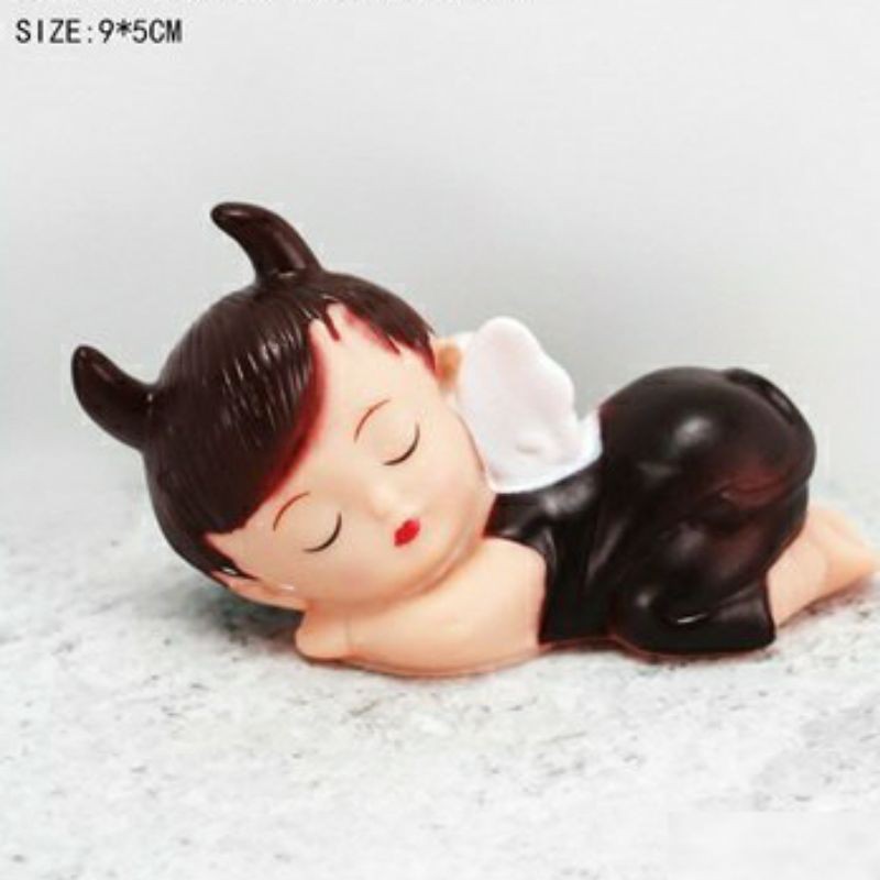 Bé trai/gái nằm ngủ trang trí bánh