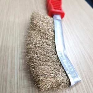 Bàn chải sắt đánh rỉ