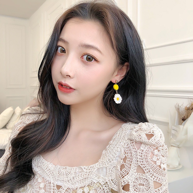 Bông tai hoa cúc hoạ mi thiết kế tạo điểm nhấn