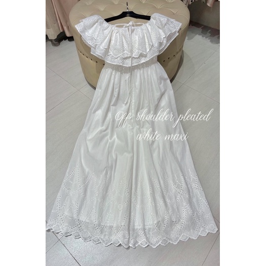 Đầm maxi trắng lệch vai xếp ly ( Off shoulder pleated white maxi )