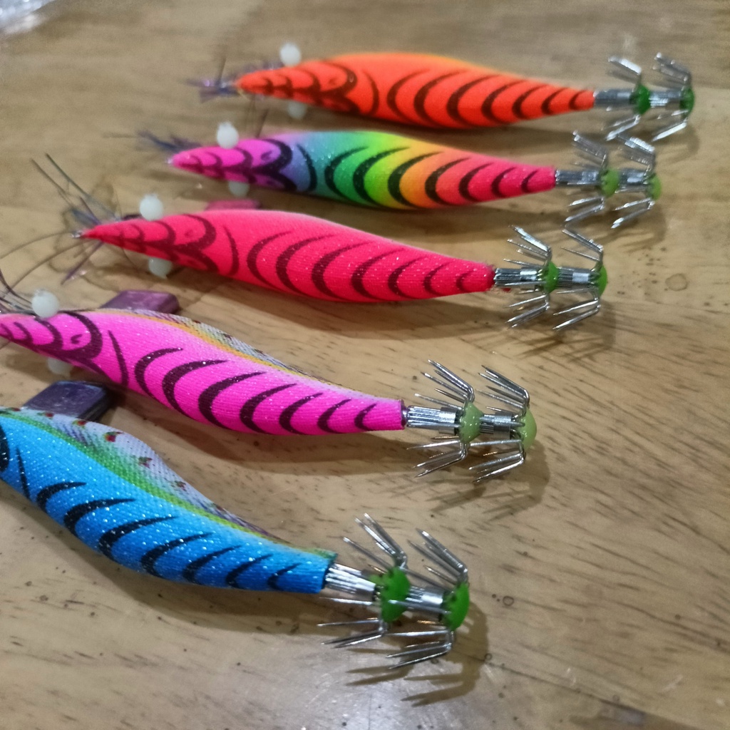 Tôm vải kim tuyến, câu mực