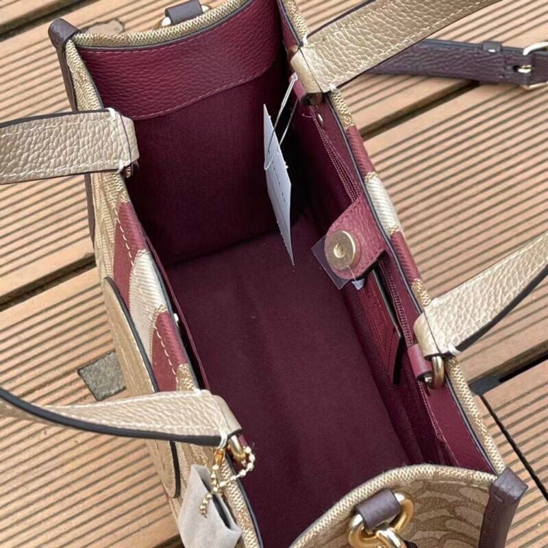 TÚI COACH DEMPSEY TOTE 22 C8406